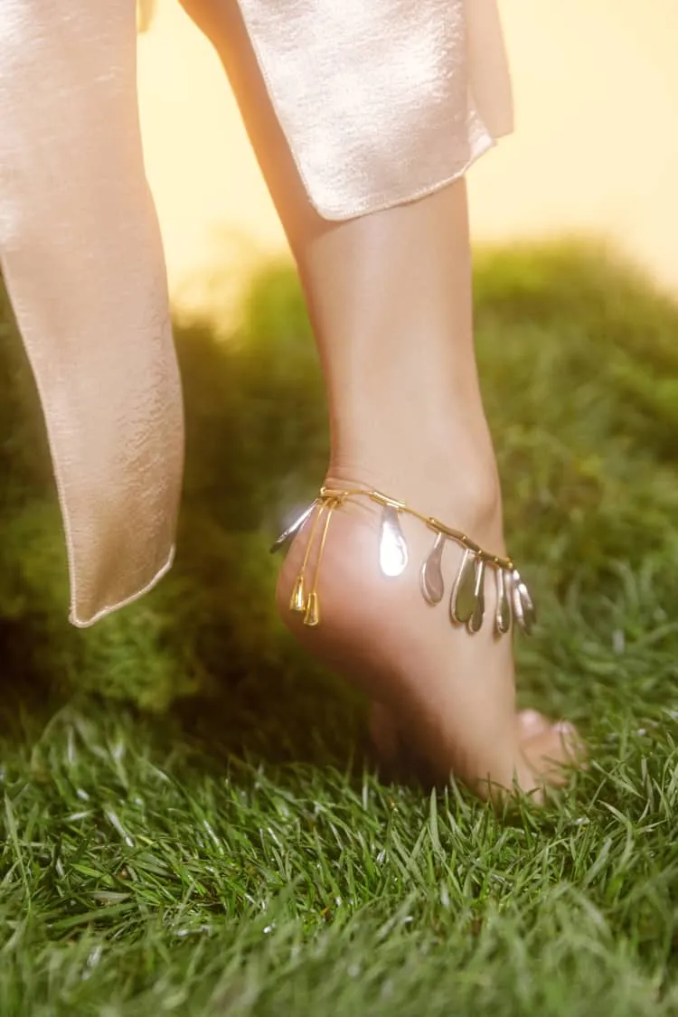 Gold anklet with flowers