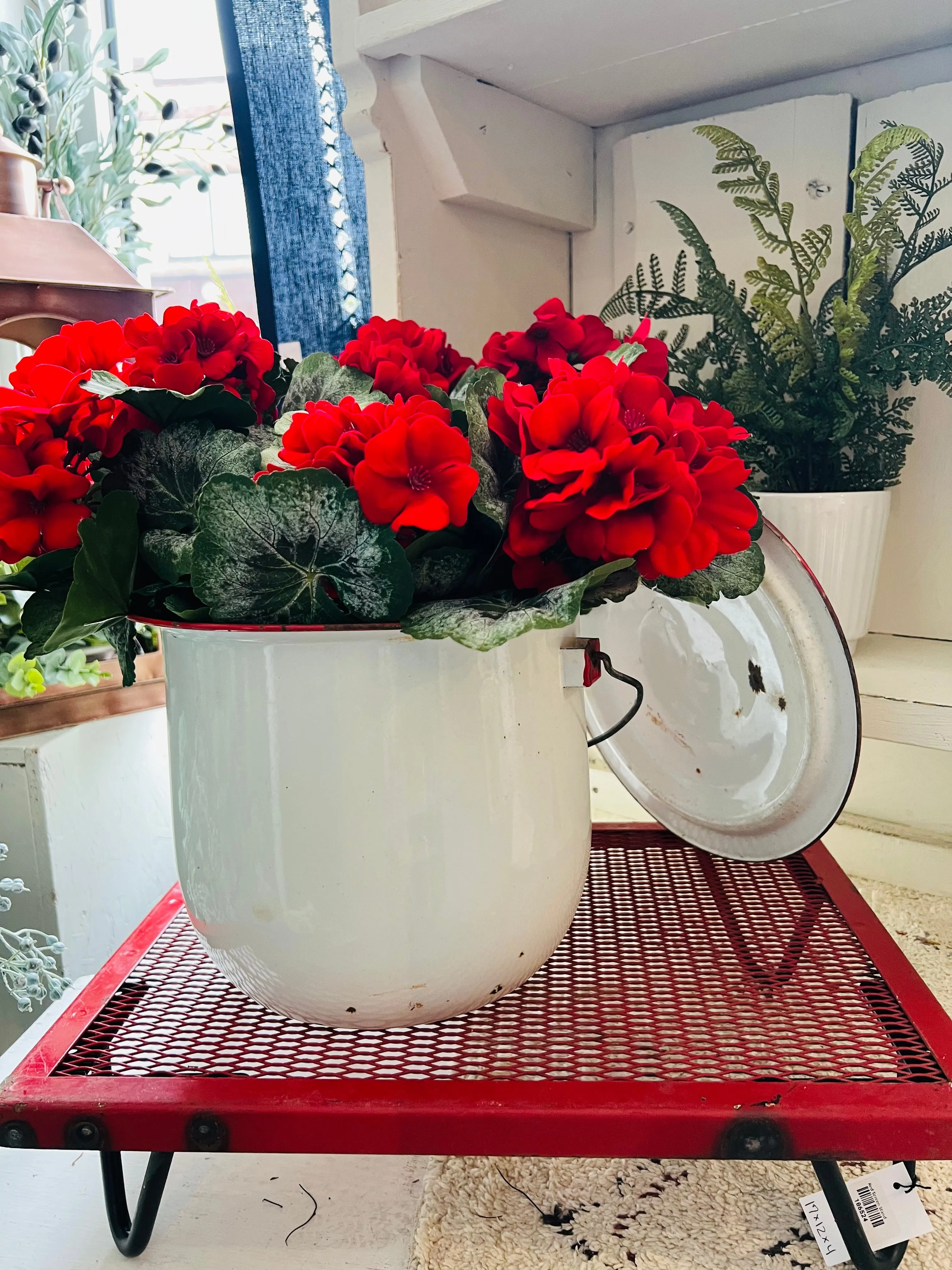 Red Screen Stand